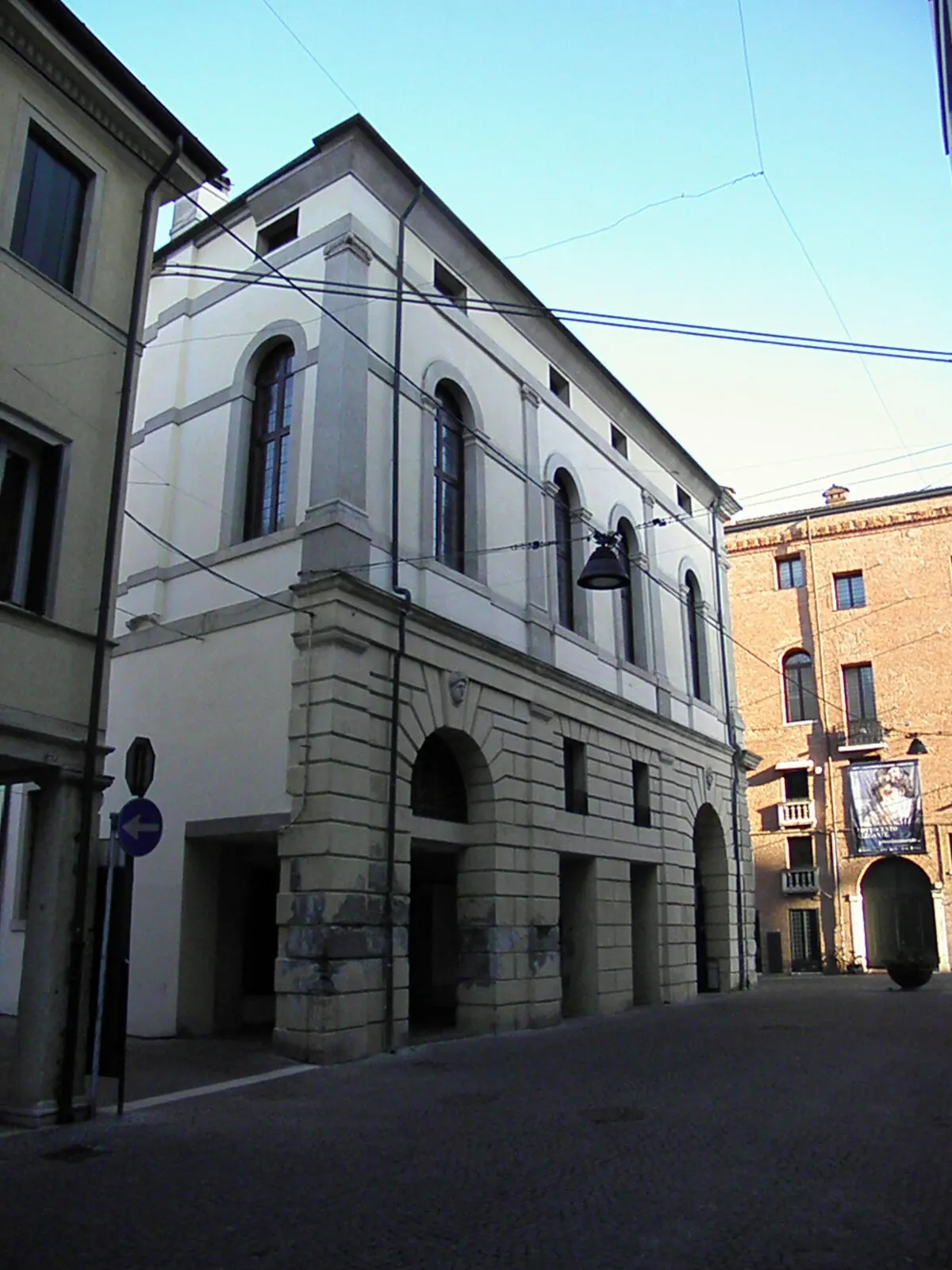 Facciata di un palazzo storico nel centro di Rovigo