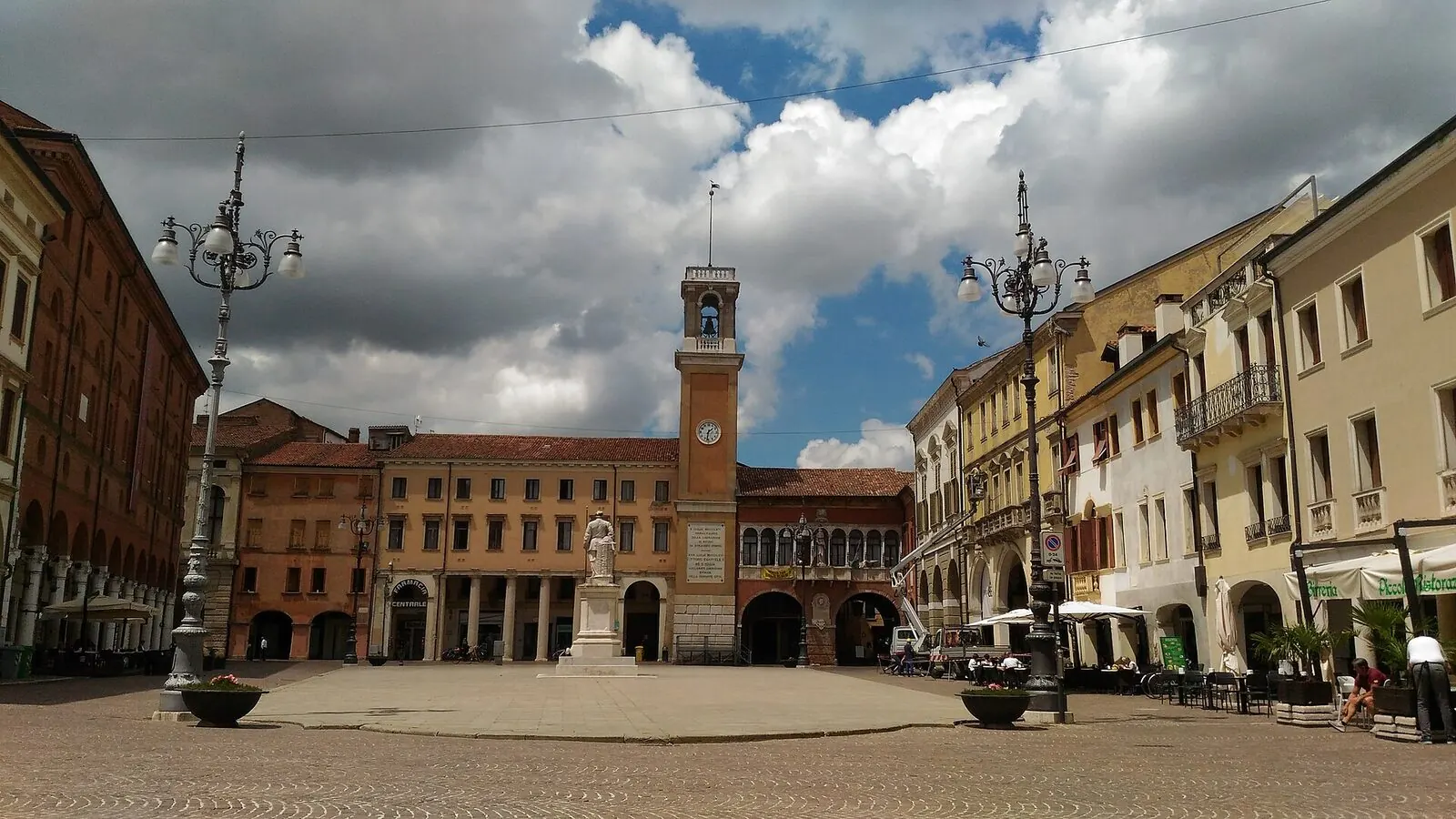 Piazza Vittorio Emanuele II, tappa del percorso Centro storico